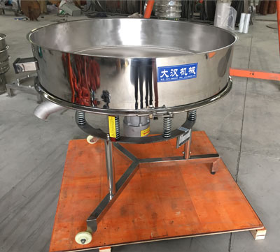 高頻篩不同于普通振動(dòng)篩的在于該產(chǎn)品使用的是，高頻振動(dòng)電機(jī)：振動(dòng)頻次快，振動(dòng)的幅度較小，所以對(duì)于漿液的過(guò)濾篩分有一定的優(yōu)勢(shì)。