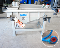 降溫直線(xiàn)振動(dòng)篩分為水冷降溫與風(fēng)冷降溫兩種，兩種不同降溫方式的選擇取決于物料本身和用戶(hù)需要降到多少度以及投資成本的考慮。