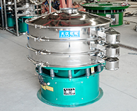 旋振篩多采用立式振動(dòng)電機(jī)作為激振來(lái)源，利用偏心塊的夾角的不同實(shí)現(xiàn)物料在篩網(wǎng)上運(yùn)動(dòng)的軌跡調(diào)整。