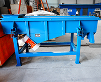 多層直線(xiàn)振動(dòng)篩篩層可達(dá)6層，物料可同時(shí)篩分出7種不同等級(jí)的物料。