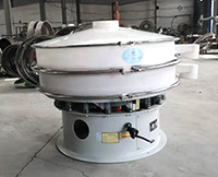 塑料振動(dòng)篩從篩網(wǎng)到篩框采用的全是pp塑料材質(zhì)，該材質(zhì)無(wú)色，無(wú)味，無(wú)化學(xué)反應(yīng)，使用壽命長(zhǎng)。