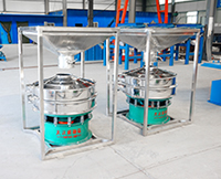 料倉(cāng)振動(dòng)篩是為了方便物料的投放，防止物料在投放的過(guò)程中出現(xiàn)散落的現(xiàn)象，多用于一些比重輕且流動(dòng)性好的物料。