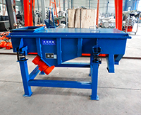 1035直線(xiàn)振動(dòng)篩屬于較大型的篩分設(shè)備，所以該設(shè)備的產(chǎn)量也相對(duì)比較高一些。