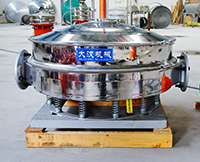 直排篩可分為單雙振動(dòng)源兩種，但其電機(jī)是懸掛在振動(dòng)篩框的外側(cè)，振動(dòng)理相對(duì)比較大。