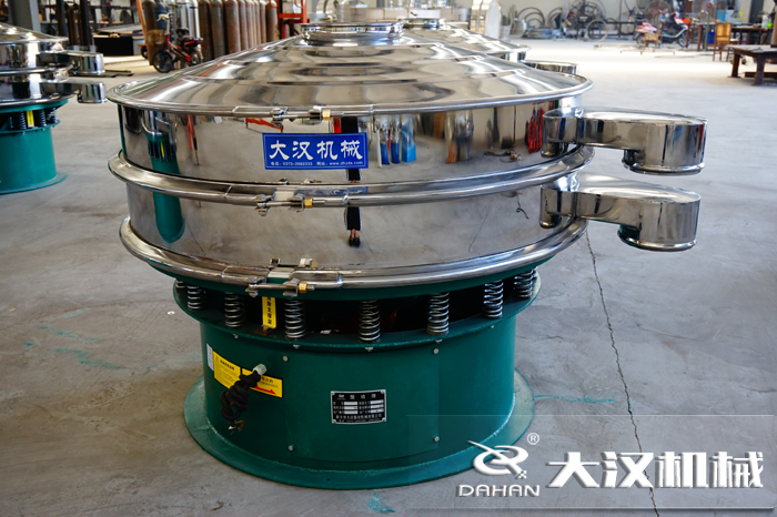 磨料振動篩也是旋振篩，其根據(jù)不同的物料可以成為不同的產(chǎn)品有不同的產(chǎn)品名稱，為了方便用戶的分辨與查找。