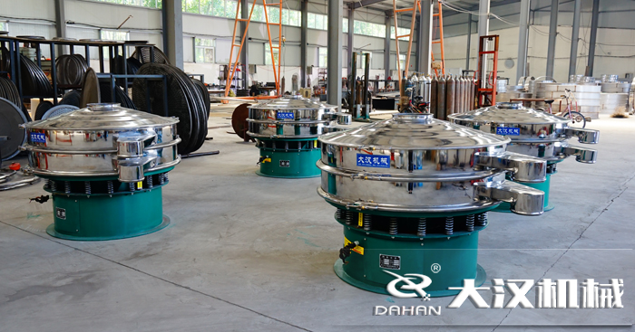 磨料振動篩的工作原理：是由直立電機作為激振源，用來幫助物料進行運動并且實現(xiàn)，理想的分級除雜效果。