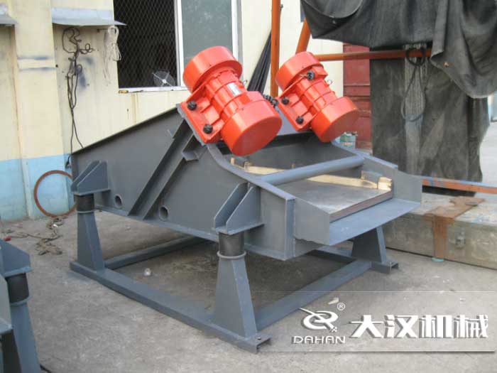 礦用振動篩采用優(yōu)質(zhì)的錳鋼材質(zhì)，主要特點(diǎn)就耐磨性強(qiáng)，對于礦用振動篩來說其，耐磨性是非常重要的。