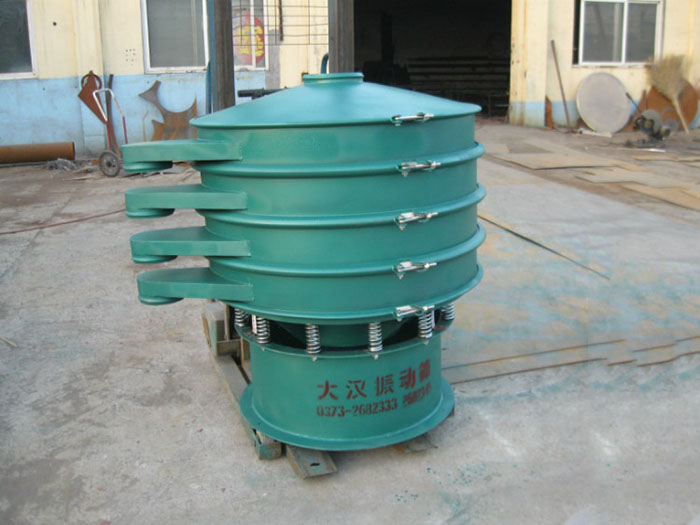 直徑1000型振動篩除了有碳鋼材質(zhì)其還有不銹鋼+碳鋼，以及全不銹鋼的選擇，用戶可根據(jù)用戶物料的性質(zhì)不同可進(jìn)行選擇。