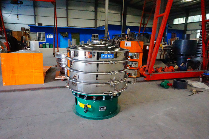 直徑1500mm振動篩是一個四個出料口，三層振動篩框的選震動篩，屬于較大型號的產(chǎn)品。