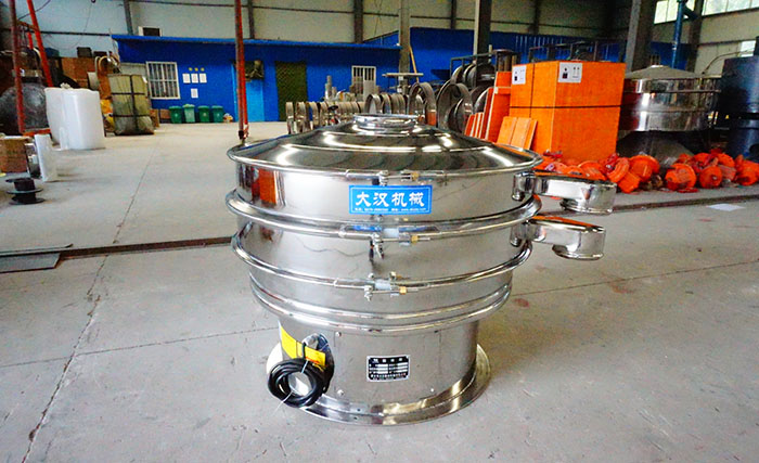 全不銹鋼振動(dòng)篩采用304不銹鋼材質(zhì)，利用不銹鋼材質(zhì)的耐氧化，防腐蝕的特點(diǎn)，實(shí)現(xiàn)物料的篩分目的。