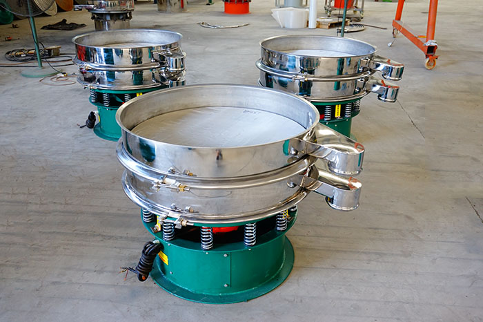 玉米淀粉振動(dòng)篩分機(jī)的特點(diǎn)：產(chǎn)品的振動(dòng)頻率高，振幅大，可篩分物料比較廣泛，采用304不銹鋼材質(zhì)，對于物料篩分有一定的優(yōu)勢。