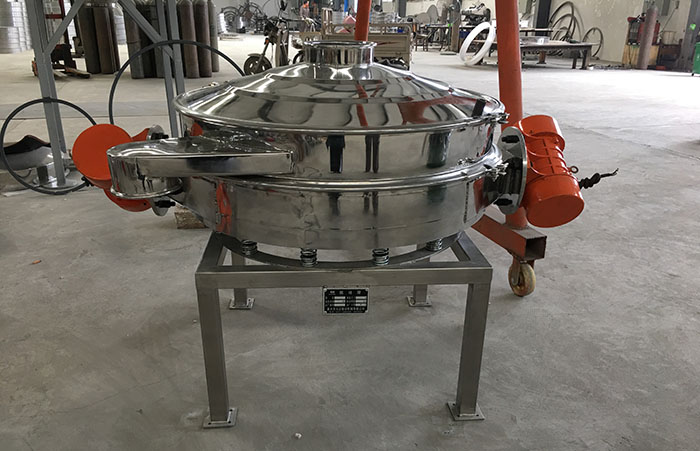 主要采用的是雙振動電機振動，其振動力比普通振動篩要高，同時采用直泄式的排料方式，很好的解決了堵料塞料的問題。