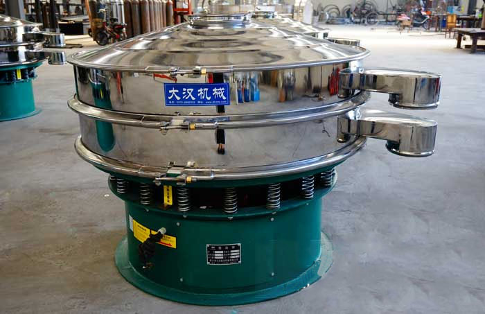 玻璃粉振動篩比較常見的材質(zhì)為不銹鋼材質(zhì)，但其碳鋼材質(zhì)的設(shè)備相對來說其使用壽命不夠長，對于一些特殊行業(yè)的物料的篩分也比較有限，所以目前比較受歡迎的材質(zhì)為不銹鋼材質(zhì)。