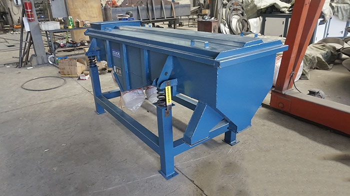 520型直線振動(dòng)篩主要采用的還是304不銹鋼材質(zhì)，能夠?qū)崿F(xiàn)長(zhǎng)久化衛(wèi)生化的物料的篩分。