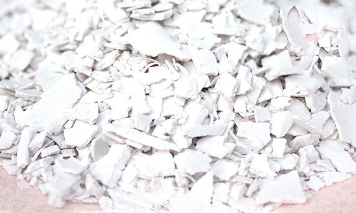  藕粉屬一種堿性的物料，所以對(duì)于普通振動(dòng)篩的選擇就需要注意其材質(zhì)方面。