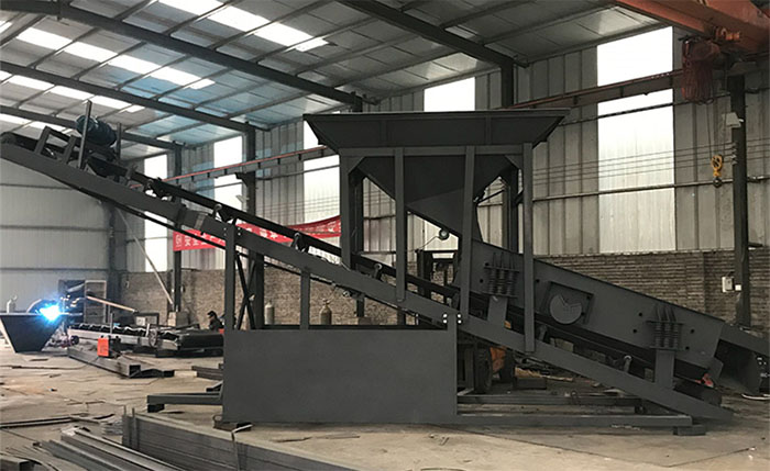 振動篩沙機(jī)產(chǎn)品概述：該產(chǎn)品比較適合河道篩沙，沙場篩沙，篩分效率高，經(jīng)久耐用，不易損壞。