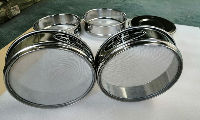 直徑75mm試驗(yàn)篩采用的304不銹鋼材質(zhì)適用于很多行業(yè)。