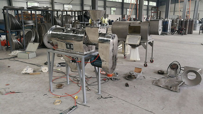 氣旋篩分機的特點：全不銹鋼材質(zhì)選擇，使用壽命更加長久，防腐蝕，防酸堿性強。