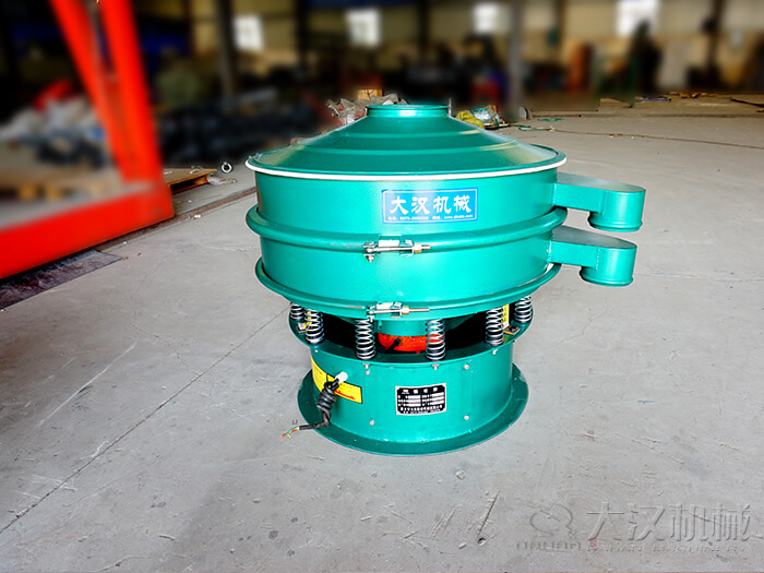  圓形振動篩采用碳鋼材質(zhì)價(jià)格便宜，使用便利，篩分效果好。