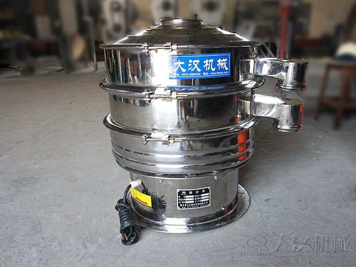 醫(yī)藥振動(dòng)篩主要采用的是304不銹鋼振動(dòng)篩，優(yōu)勢(shì)：設(shè)備干凈衛(wèi)生，不易生銹，使用壽命長(zhǎng)久，經(jīng)久耐用。