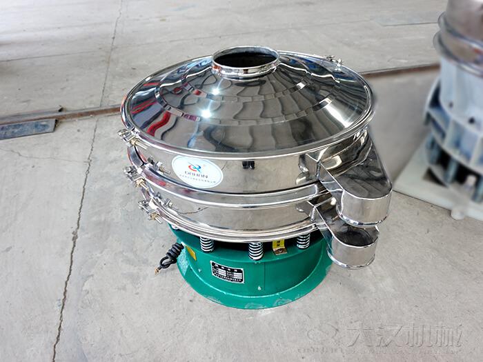  圓形旋振篩材質(zhì)由：不銹鋼+碳鋼，全碳鋼，全不銹鋼三種不同材質(zhì)可供選擇。