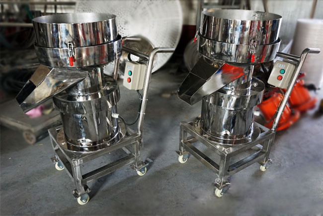 450型過濾篩機實拍：全不銹鋼小推車式過濾篩，便于篩機的移動，適合場地不確定的用戶。